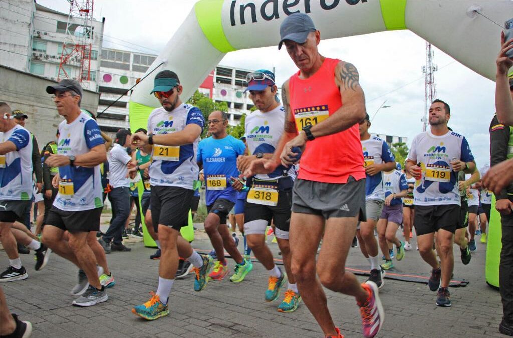 𝗝𝗲𝗶𝘀𝗼𝗻 𝗦𝘂𝗮́𝗿𝗲𝘇 𝗿𝗲𝗽𝗶𝘁𝗶𝗼́ 𝘃𝗶𝗰𝘁𝗼𝗿𝗶𝗮 𝗲𝗻 𝘃𝗮𝗿𝗼𝗻𝗲𝘀 𝘆 𝗞𝗲𝗹𝗹𝘆 𝗔𝗿𝗶𝗮𝘀 𝘁𝗿𝗶𝘂𝗻𝗳𝗼́ 𝗲𝗻 𝗱𝗮𝗺𝗮𝘀 𝗲𝗻 𝗹𝗮 𝗠𝗲𝗱𝗶𝗮 𝗠𝗮𝗿𝗮𝘁𝗼́𝗻 𝗱𝗲𝗹 𝘀𝗼𝗹 𝗲𝗻 𝗕𝗮𝗿𝗿𝗮𝗻𝗰𝗮𝗯𝗲𝗿𝗺𝗲𝗷𝗮.